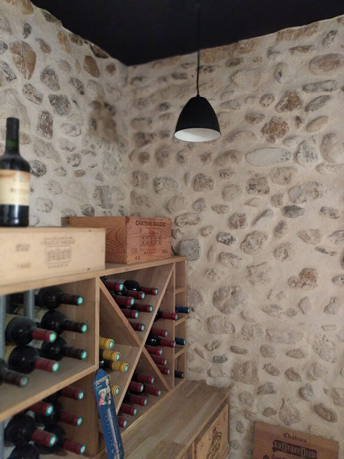 cave à vin vue angle mur