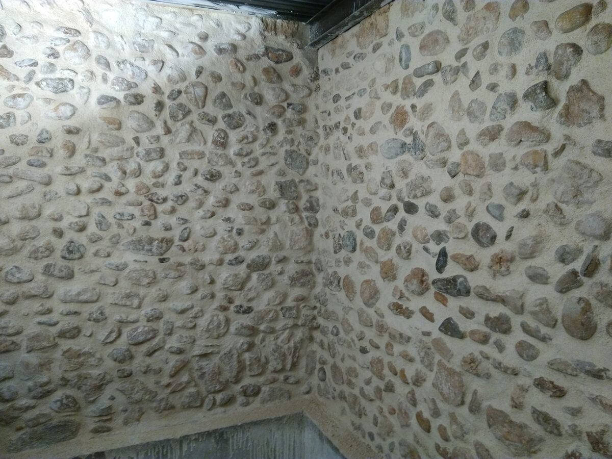 cave vin intérieur mur pierres