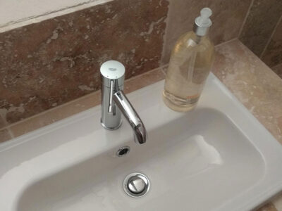 Salle de bains avec vasque et travertin