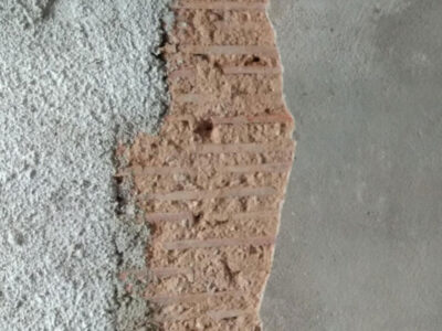 Mur de tuiles sous enduit ciment