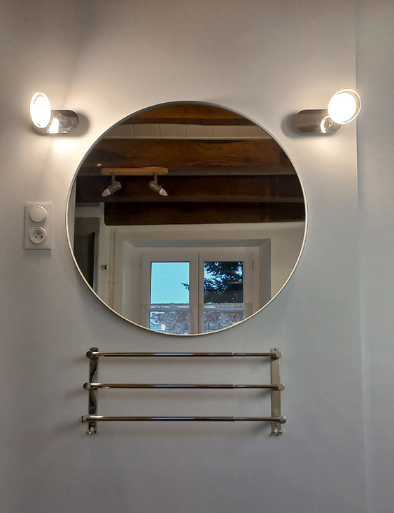SDB Valou après : le miroir et porte serviettes face à la fenêtre